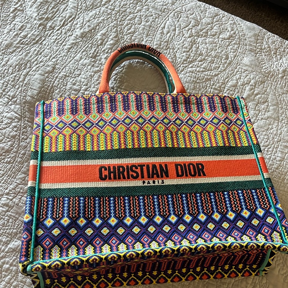 CD tote, no box or tags, gifted and reselling as is. No wears, no stains.